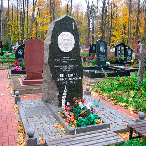 Памятник на кладбище